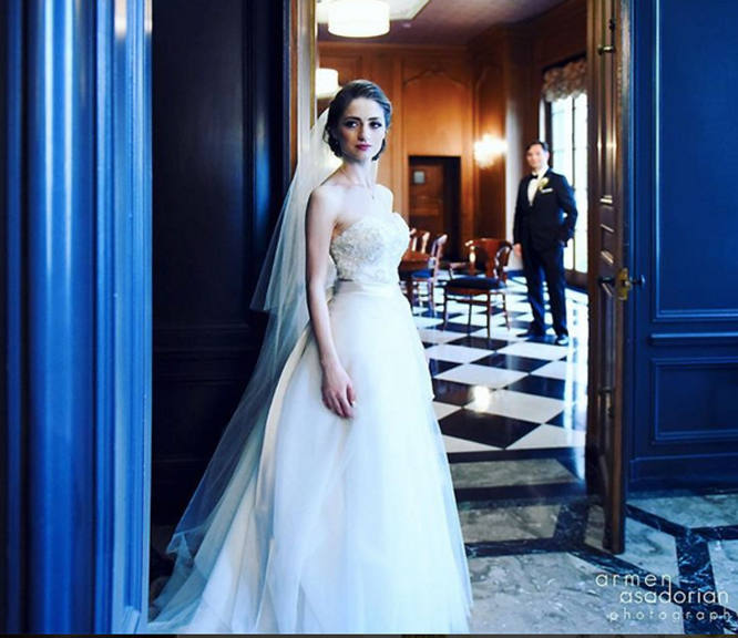 Floor length veil photo by Armen Photo